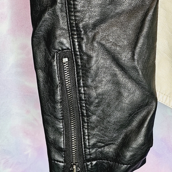 Forever 21 Black & Cream Duo-Tone Moto Faux Leather Jacket Size L - Picture 8 of 16
